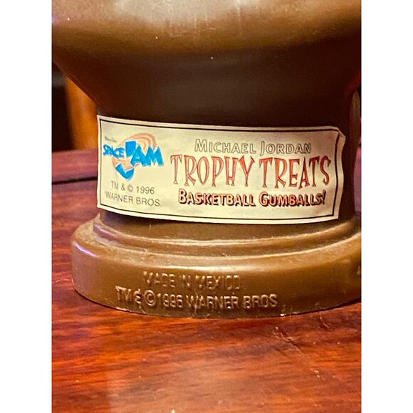 VTG 1996 MICHAEL JORDAN Space Jam Trophy Treats Gumballs Candy Bust New Full NOS - Picture 8 of 12